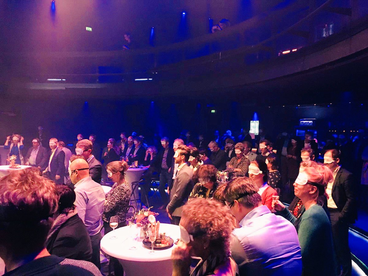 sterncatering's tweet photo. #BijzonderMoment in @Hedon #Zwolle Zakelijk #Event in samenwerking met Ingrid Heijnen waarin alle zintuigen centraal stonden! #RaadDeSmaak #ProefDeSoep #Oesterblad #Knettersuiker #EtenMetJeVingers #BlindProeven #Droogijs #Catering #Zwolle #Stern https://t.co/lBo5PRitcA