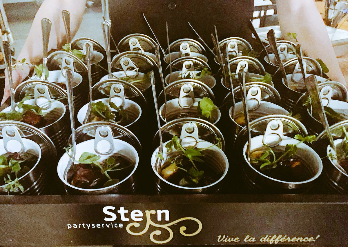 sterncatering's tweet photo. #BijzonderMoment in @Hedon #Zwolle Zakelijk #Event in samenwerking met Ingrid Heijnen waarin alle zintuigen centraal stonden! #RaadDeSmaak #ProefDeSoep #Oesterblad #Knettersuiker #EtenMetJeVingers #BlindProeven #Droogijs #Catering #Zwolle #Stern https://t.co/lBo5PRitcA