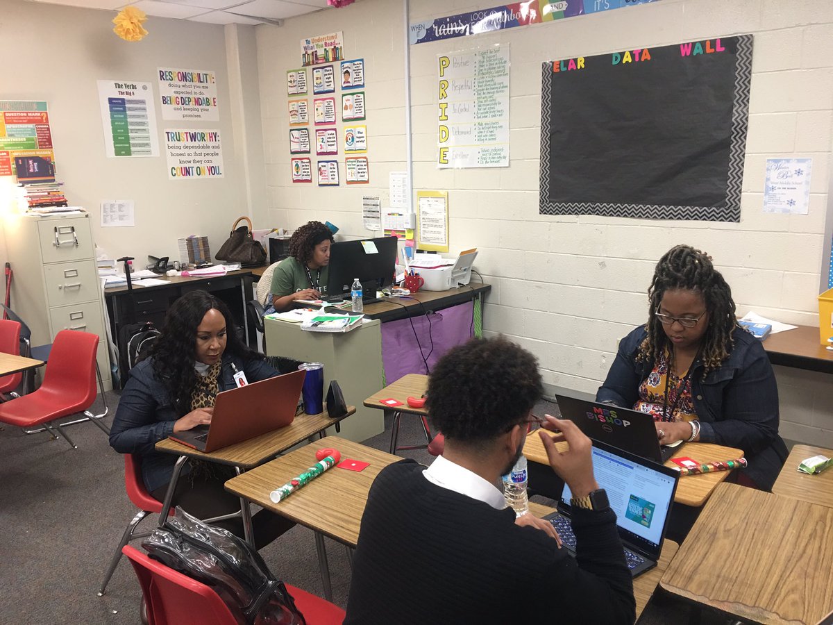 R_RConsulting's tweet image. @10TXLessonStudy @StimpsonTweets &amp;amp; @DeSotoWest2 hard at work building strong, researched-based lessons. #movingstudents #powerlessons