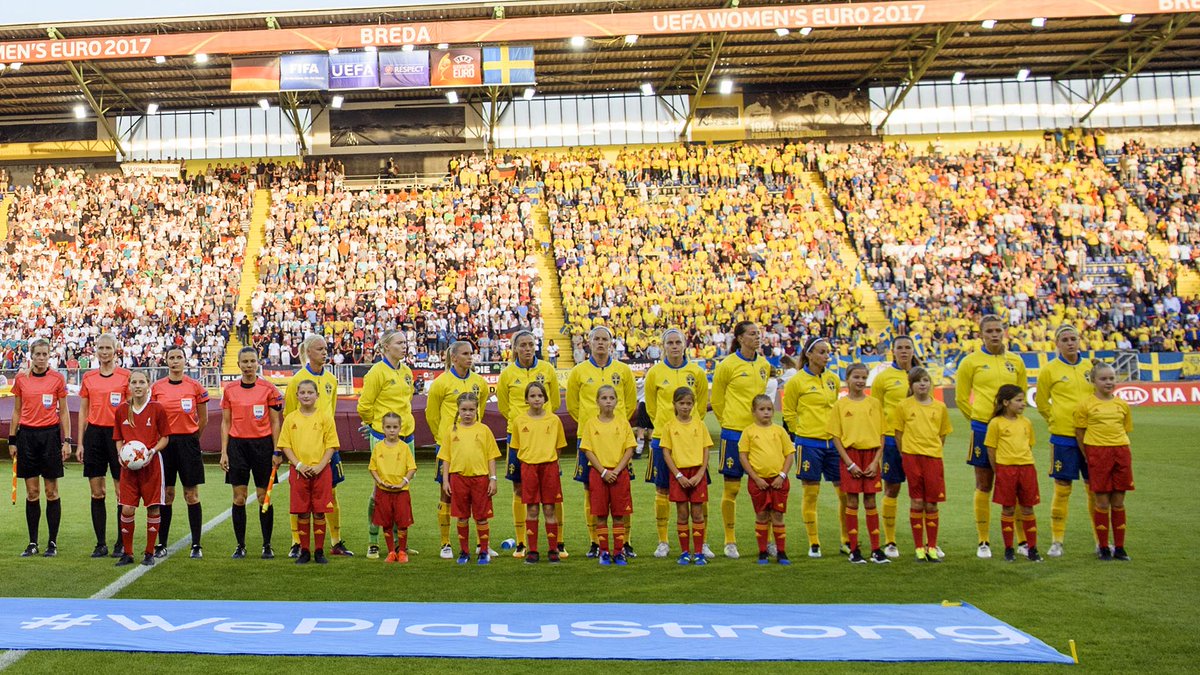 svenskfotboll's tweet photo. Nu fortsätter vi färga läktarna gula och blå. Nästa vecka sker två viktiga biljettsläpp för damlandslaget: På måndag öppnar ansökningsperioden till VM i Frankrike! Och på torsdag 13 december släpps biljetterna till matchen mot Tyskland på Friends Arena. Häng med! 😍 #viärsverige https://t.co/eETfGDdGyd