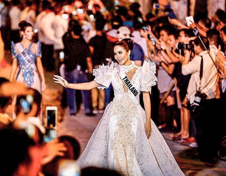 Namtanlita24's tweet photo. Mabuhay Philippines!🥰🇵🇭
I’m wearing Terno dress for Terno fashion show at Calle Crisologo in Vigan. Salamat po to all my Filipino fans for your support me!! Mahal kita♥️ #missuniverse2016 #chaling2mu #throwback https://t.co/sAhK5MVqZE