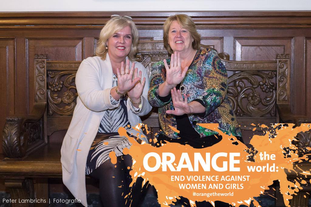 Loco-burgemeester en wethouder sociaal domein, communicatie &amp; burgerparticipatie Roermond, <a href="/msmitsmans/">Marianne Smitsmans</a> en presidente Soroptimistclub Mosaïk-Limburg @Amoryea maken een statement om geweld tegen vrouwen te stoppen. Ook jij kunt meedoen! #OrangeTheWorld #HearMeToo #16days