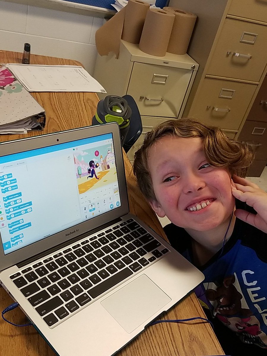 HallfordTami's tweet photo. Coding like a pro #WeAreGrandview #MMHOC18 https://t.co/vBufo3vlQ9
