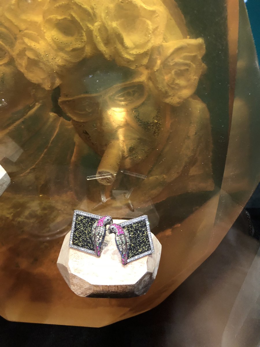 inciaksoy_'s tweet photo. Mücevher sanatının büyük ustası Sevan Bıçakçı Desingn Miami'de___💙En ilgi çeken stand👌 gurur verici 👏 tebrikler  @sevanbicakci1  #artbaselmiamibeach #desingnmiami #artanddesingn #sevanbicakci https://t.co/I2D4Jty94T