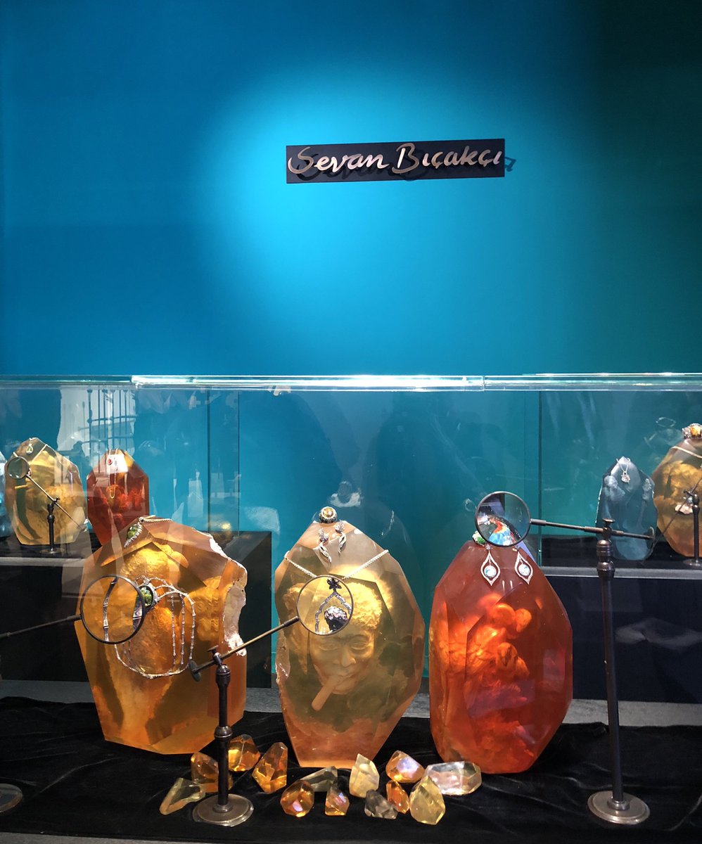inciaksoy_'s tweet photo. Mücevher sanatının büyük ustası Sevan Bıçakçı Desingn Miami'de___💙En ilgi çeken stand👌 gurur verici 👏 tebrikler  @sevanbicakci1  #artbaselmiamibeach #desingnmiami #artanddesingn #sevanbicakci https://t.co/I2D4Jty94T