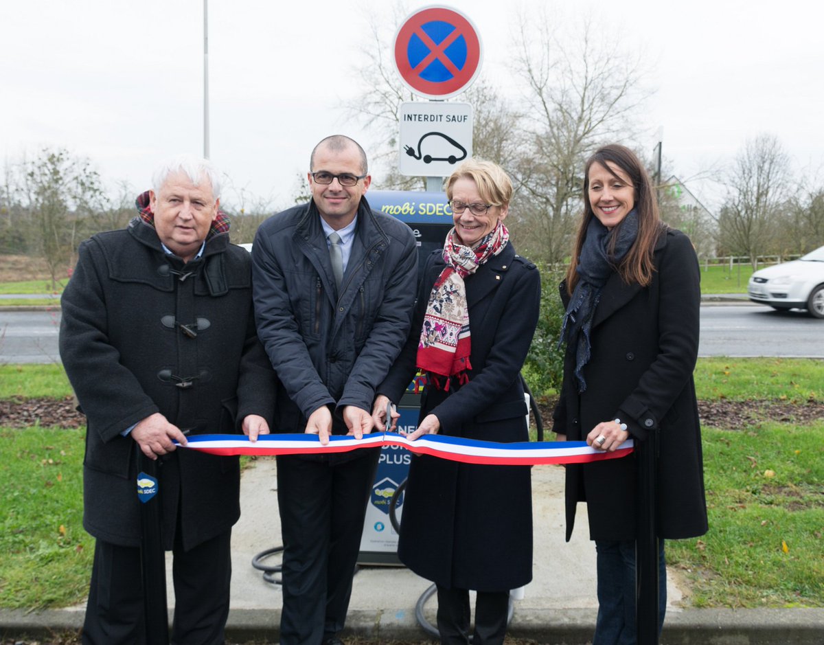 SdecEnergie's tweet photo. #SDEC14 #electromobilite #calvados #mobilitedurable #TransitionEnergetique Inauguration de la #borne de recharge rapide tri-standard #MobiSDEC le 5 décembre 2018 à #Bayeux bd Maréchal Leclerc, d'une puissance de 50kW pour récupérer 300 km d'autonomie/h https://t.co/PR3Off8luV https://t.co/TZdzLnqOAx