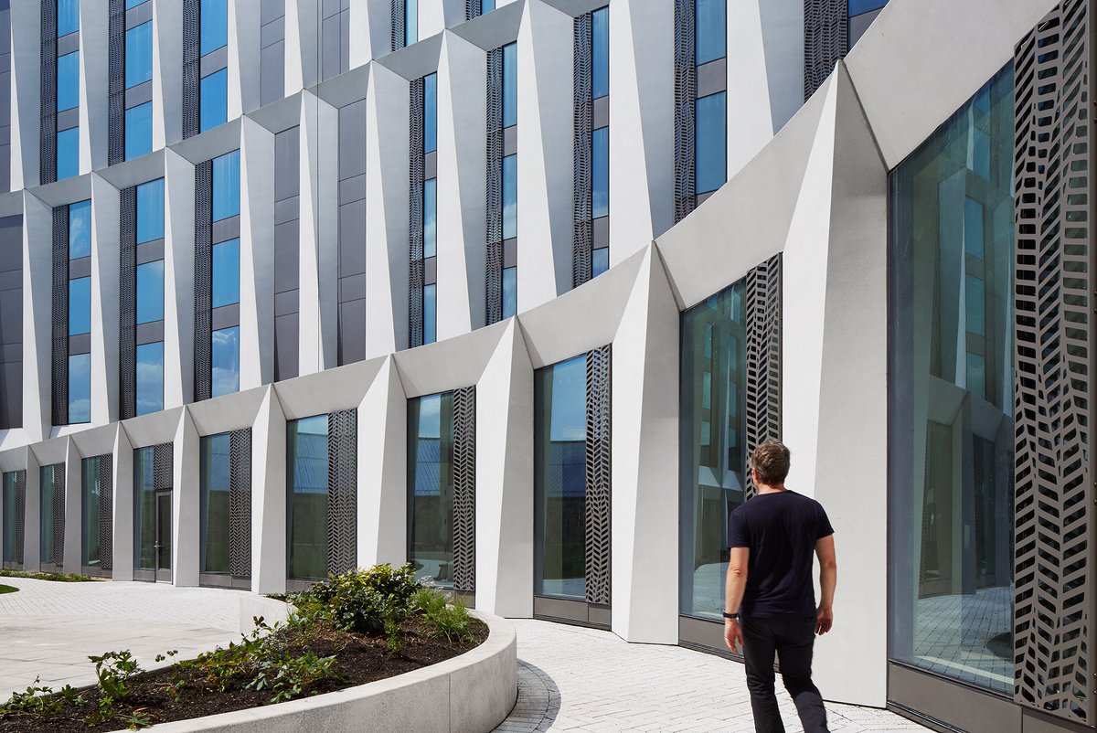 .@UChicago Campus North Residential Commons by @studiogang.  bit.ly/2E01eae https://t.co/BrqZQDRTvM