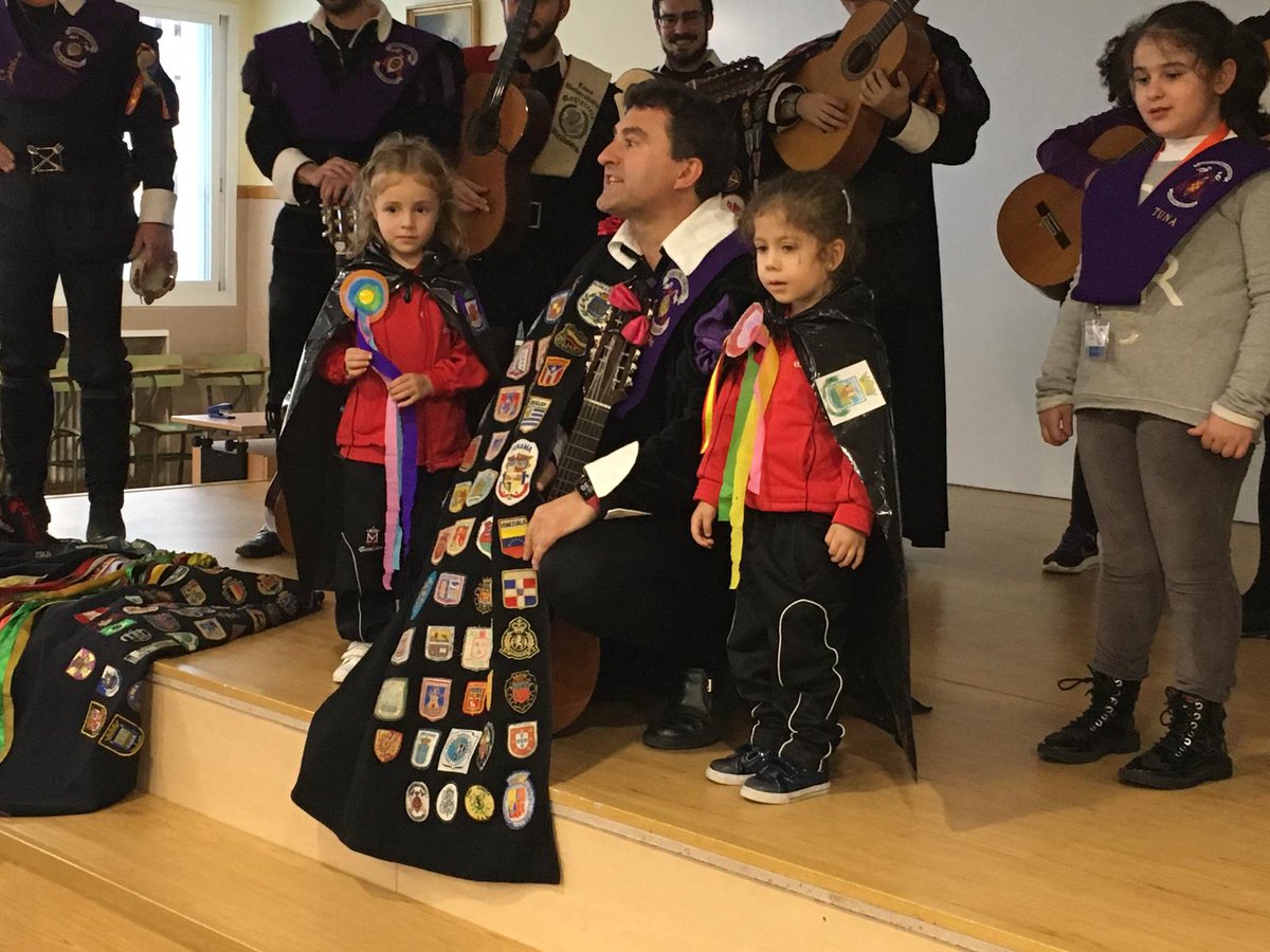 EscolapiosADH's tweet photo. Sobre la huella de antiguos estudiantes... Así  ha entrado cantando la @TunaUAH  @TunaAlcala en nuestro salón de actos para dar el broche de oro al proyecto #AlcaláyLasCigüeñas Les esperábamos todos impacientes para cantar con ellos el himno de nuestra ciudad. https://t.co/KHDTaIL04O