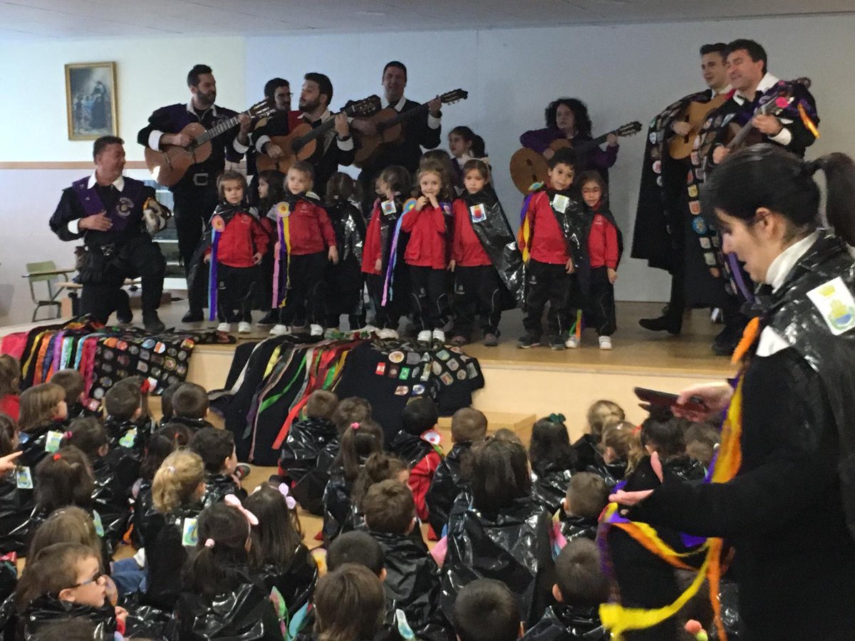 EscolapiosADH's tweet photo. Sobre la huella de antiguos estudiantes... Así  ha entrado cantando la @TunaUAH  @TunaAlcala en nuestro salón de actos para dar el broche de oro al proyecto #AlcaláyLasCigüeñas Les esperábamos todos impacientes para cantar con ellos el himno de nuestra ciudad. https://t.co/KHDTaIL04O