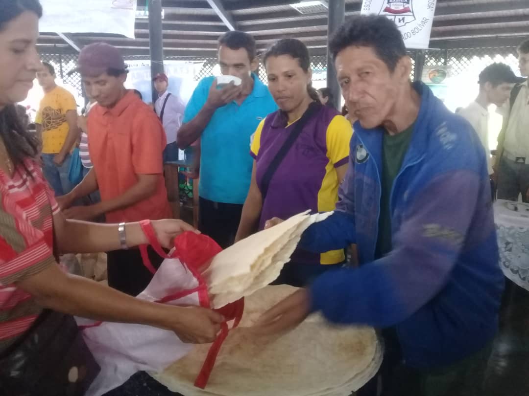 Bolivar_Cdce's tweet photo. Muestras productivas y gastronómicas ➡ Mirador Angostura, municipio Heres, "Expo Feria Productiva " impulsando el @PTMSNACIONAL 🍌🌽🍍🍅@MPPEDUCACION  @SaIaBolivar @psuvaristobulo @RosangelaOrozco @eugeniapinero @JorgePerezVZLA @Sorayaachkar https://t.co/dbAujC4oVh