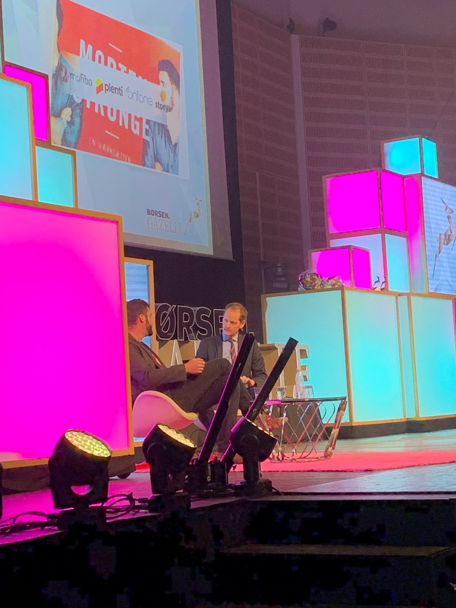 JaneHan42334677's tweet photo. Morten Strunge: “Hvis du kalder det en digital strategi, så er du færdig. Det er en strategi.” #gazelle2018 https://t.co/oiDQvaxnn9