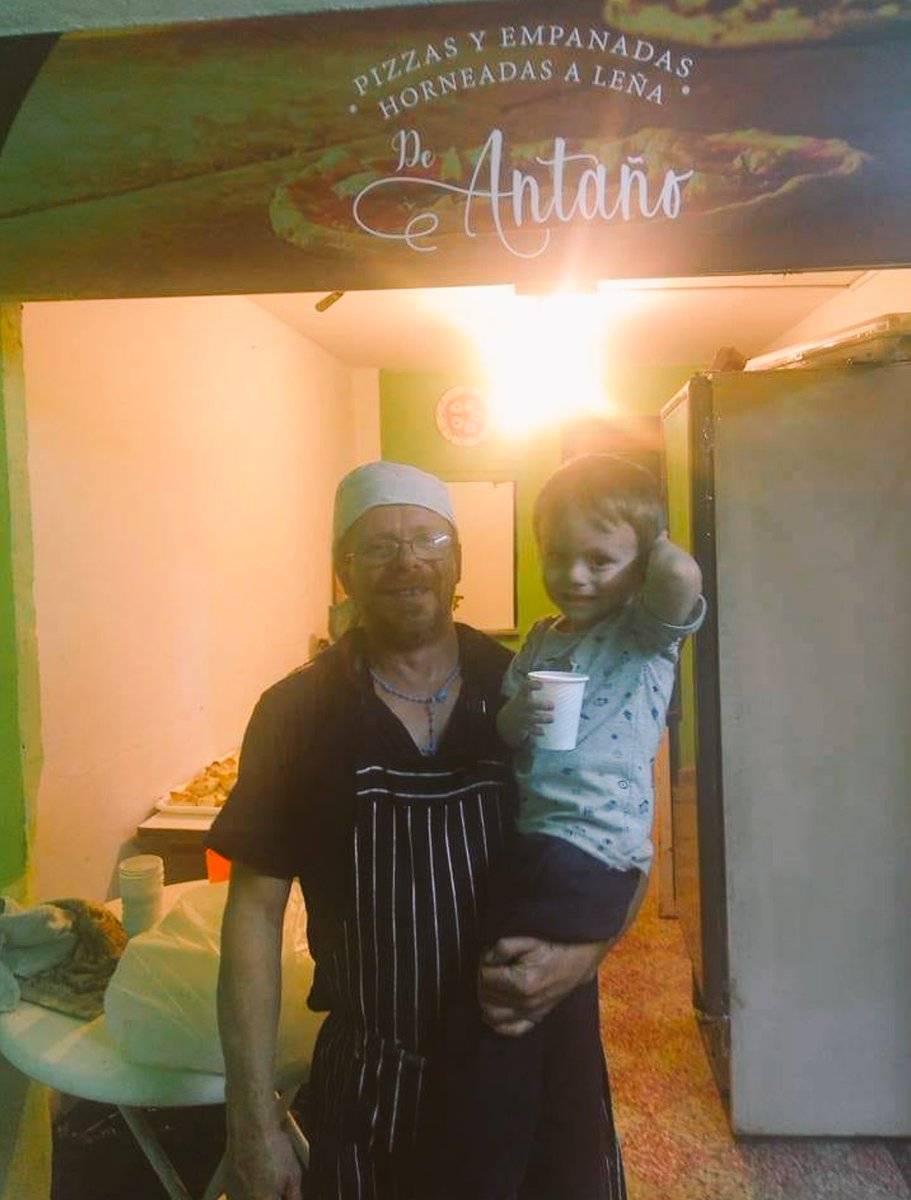Micaela_Matera's tweet photo. Gustavo
Este papá q salió en los medios xq iba a cortar el pasto x las casas del barrio con su máquina y su bebé en el cochecito xq había perdido a su mujer y estaba solo con su bebé 
A pulmón puso una pizzería en su casa
Baliña 1895
e/Godoy Cruz y Darragueira
Banfield Oeste
RT🙏 https://t.co/fc9baO2zRQ