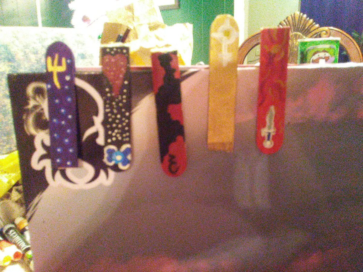 ZeroSuitSloth's tweet image. My dice tower I spent 3 hours (all together over the past 3 days) painting, then initiative trackers for our party that took about 2 hours. #dnd #NerdCrafting #DnD #dungeonsanddragons @Wyndscarr