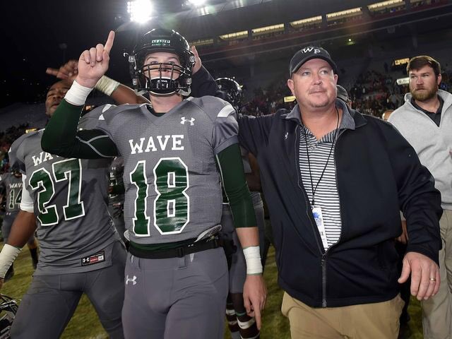 jakecham9's tweet image. Sophomore year: 🏆
Junior year: 🏆
Senior year: 🏆
It’s been an honor to play for my dad, Coach Chambless.