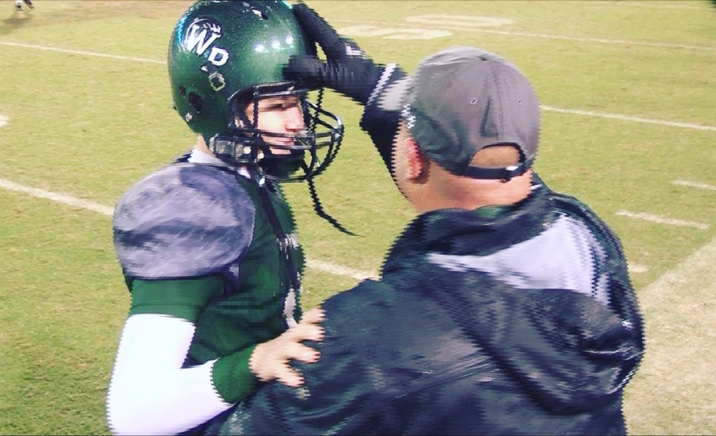 jakecham9's tweet image. Sophomore year: 🏆
Junior year: 🏆
Senior year: 🏆
It’s been an honor to play for my dad, Coach Chambless.