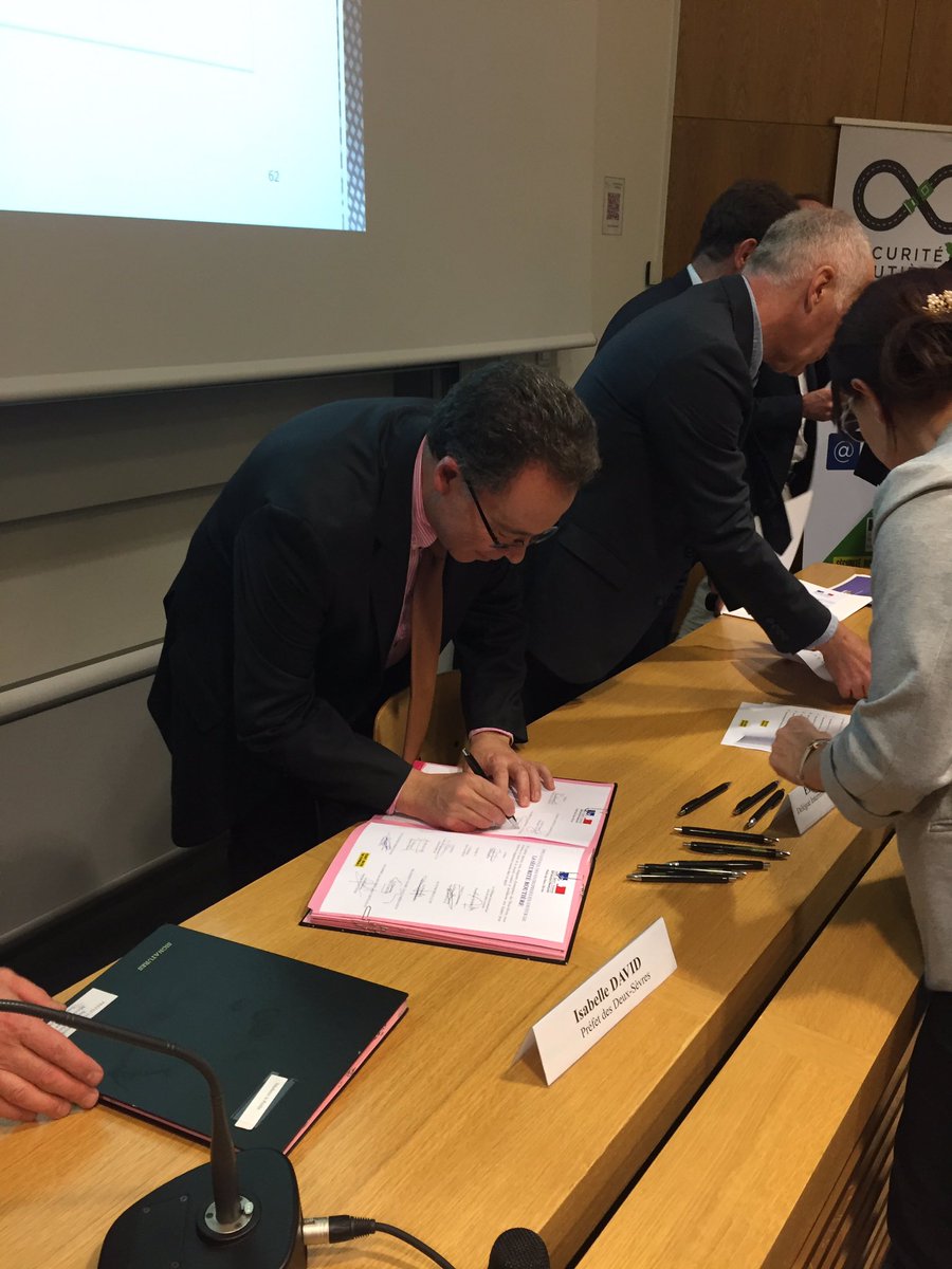 CCIDeuxSevres's tweet photo. La CCi79 s’engage pour la Sécurité routière : Signature de la charte des 7 engagements pour une route plus sûre avec @LEFEVRE_G. dir général de la #CCI79 #7engagements @Prefet79 https://t.co/NcNkSHkbJP