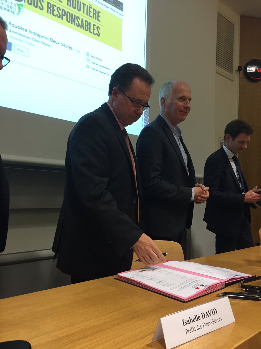 CCIDeuxSevres's tweet photo. La CCi79 s’engage pour la Sécurité routière : Signature de la charte des 7 engagements pour une route plus sûre avec @LEFEVRE_G. dir général de la #CCI79 #7engagements @Prefet79 https://t.co/NcNkSHkbJP