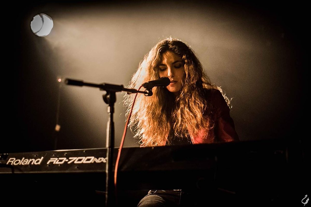 _JaneLake_'s tweet photo. Onstage ! #inspired #humansong #BlueSpaces #live #newalbum #newshow #picoftheday #blue #spaces #human #song #weareready #weplaymusic #foryou #music #deep #rock #deeprock #light #songs #heretocreate #red #janelake #mathewcorner #onstage #mic #piano #longhair https://t.co/klqCk05FDB