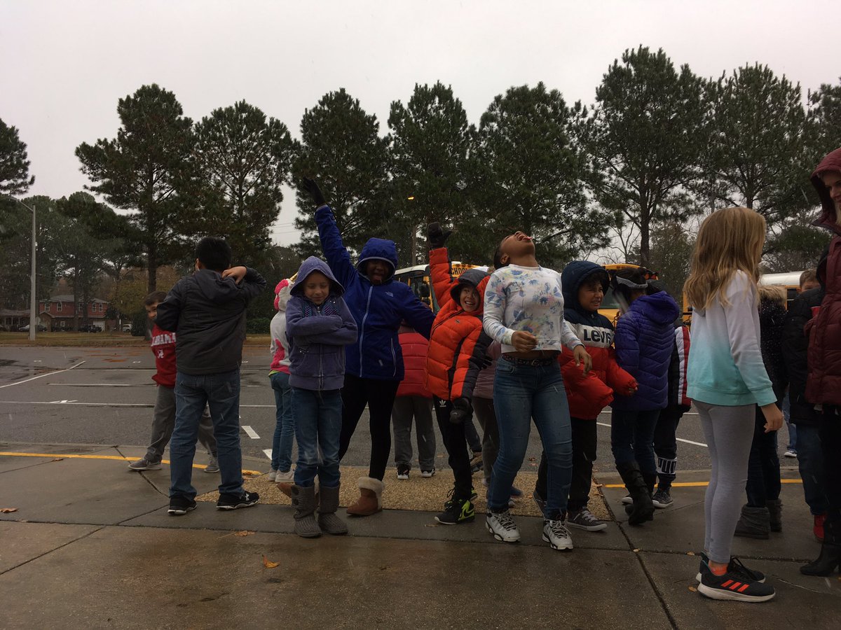 Tekkinheels's tweet photo. ❤️❤️❤️@WilliamsVB4 taking advantage of a spontaneous teaching moment with the snow today and recording their observations “Why is no snow on the ground, but in my hair?”🤷♀️ #tempchange #teachingmoments @Flipgrid #vbits @krsimp22 @MikelleWilliam5 @KempsMeadowsES https://t.co/jh8lMsZrNG