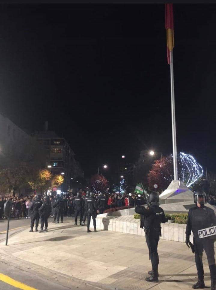 FuerzasDelOrden's tweet photo. Ayer la UIP de Granada tuvo que proteger la bandera de España  porque la querían derribar. No estamos en Cataluña ni país Vasco nooo, estamos en Granada.
Yo pienso que este país ya se va a la deriva.
Que vergüenza!!! https://t.co/4juJ2osWkO