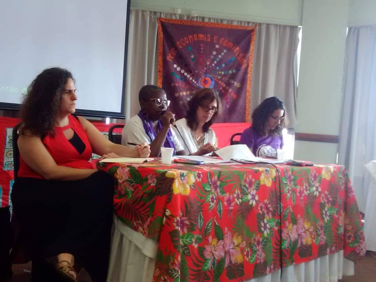 MMMChile's tweet photo. Fuimos invitadas por la #MMMBrasil a participar del seminario "La centralidad del trabajo en la resistencia feminista anticapitalista" donde estamos aprendiendo de las diferentes manifestaciones del capitalismo, en su explotación y de nuestras resistencias por todo el continente. https://t.co/kUpnWwjLWS