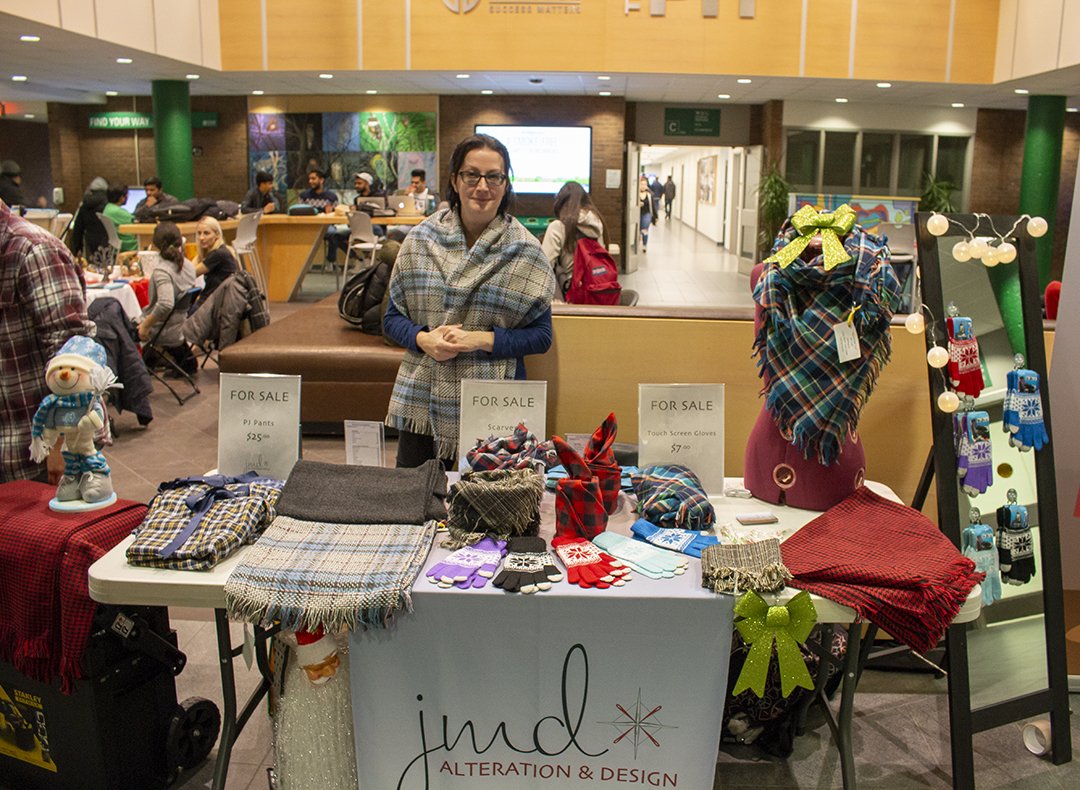 DCUOITChronicle's tweet photo. Did you check out @durhamcollege's pop-up market? Scarves, gloves, art and more were available for purchase in The Pit. What did you buy? #Christmas #dcshops @FastStartDC https://t.co/UXPyiGcdNS