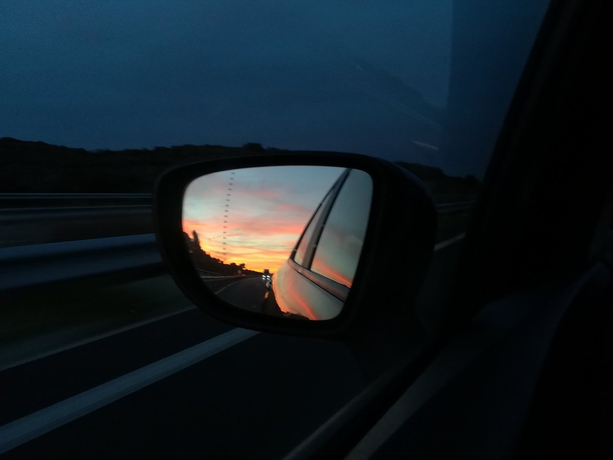 Don't look back...the sun will rise...again😉 #dontlookback #ontheroad #nofilter #instagoodnight Décembre 2018 👉instagram.com/horglaert