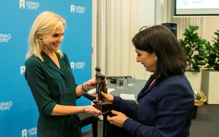 E_Hunyadi's tweet image. Ik geloof haar. Zij is integer. Ik ken haar klein beetje toen in de Tweede Kamer werkte. Zij is top. Geloof me, niet makkelijk om in deze tijden Tweede Kamervoorzitter te zijn. Ze heeft onlangs #Thorbeckeprijs 2018 ontvangen voor politieke welsprekendheid. tweedekamer.nl/nieuws/kamerni…