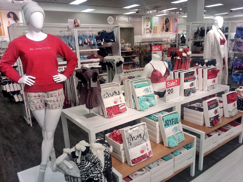 LouisVal_Visual's tweet photo. A quick remerch in our Intimates/Sleep section today with @LGA0520 🙌 Making a more shoppable presentation for our guests! #sleepwear #christmas #christmashift #gifting #target #targetstyle #vml #vmllife #vmlstyle https://t.co/g8K2zX6HwJ