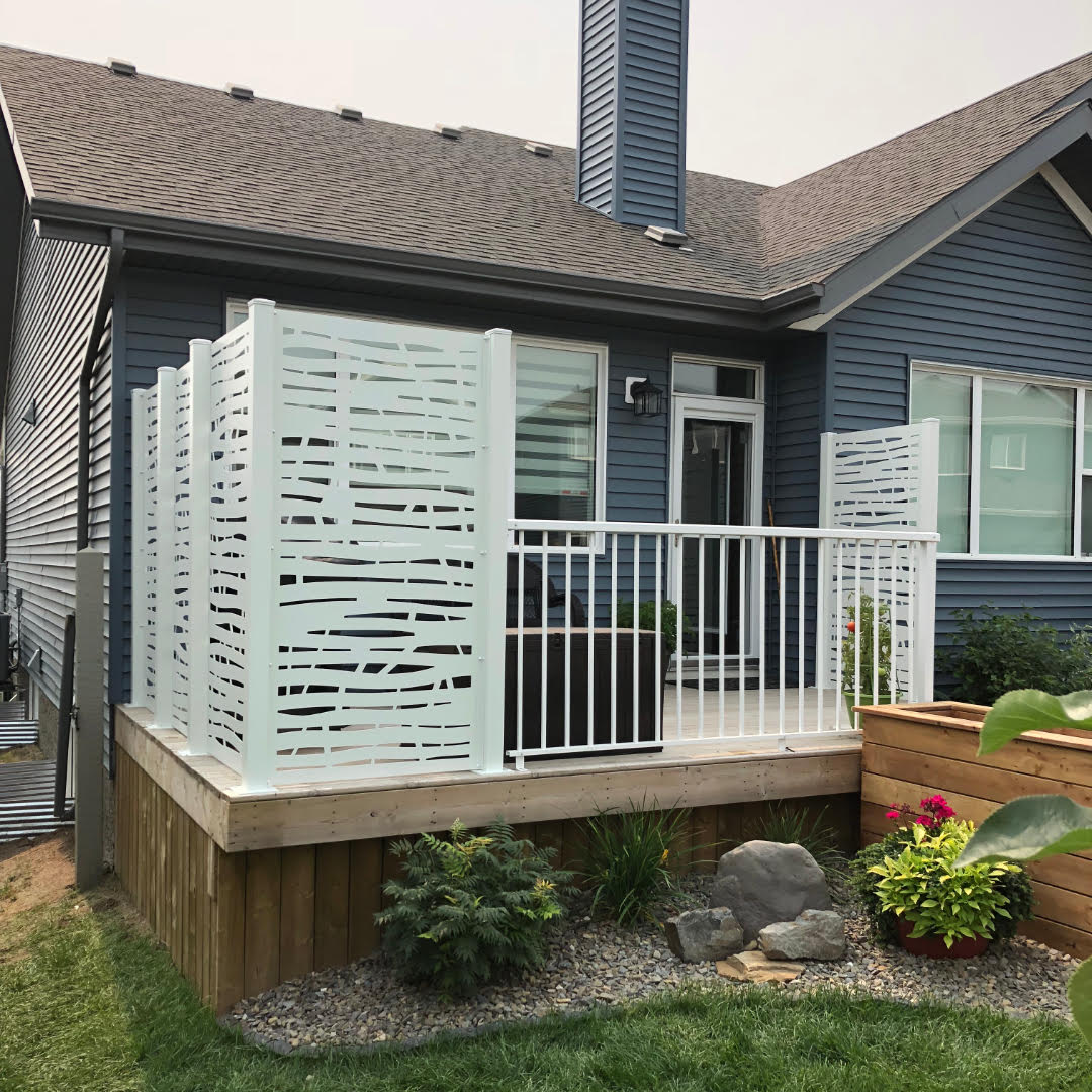 HideawayScreen's tweet photo. It's amazing what a few #hideAway privacy screens can do to your #curbappeal. #deckgoals https://t.co/xNtjBELW2K
