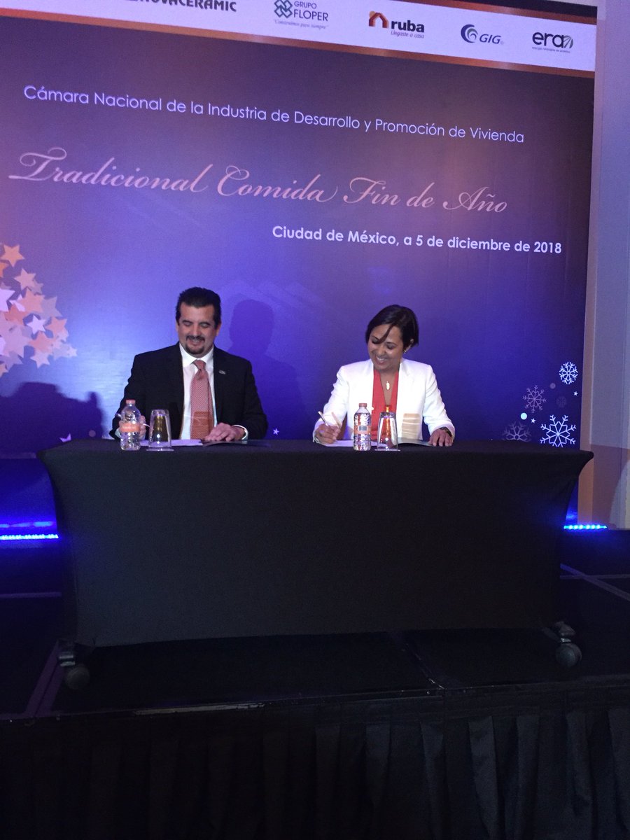 CANADEVINAC's tweet photo. Hoy, en el marco de la #ComidaCanadevi de realizó la firma de un convenio de colaboración entre @CANADEVINAC y @ConstruyendoyC. Firman el convenio el pdte. @KrlosMed y @roxanafabris. Unidos por la educación de los trabajadores del sector. https://t.co/1clgMJ5xaU