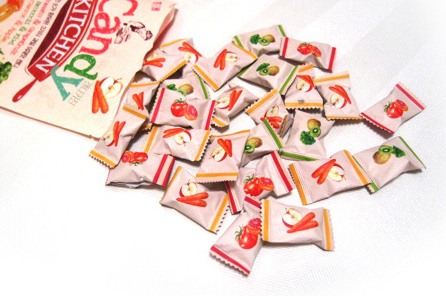 105Building's tweet photo. Complimentary 'Candy Kitchen' pack on pillow. Our favorite is Tomato&amp;Grapefruit! https://t.co/SSHJ83hQAJ