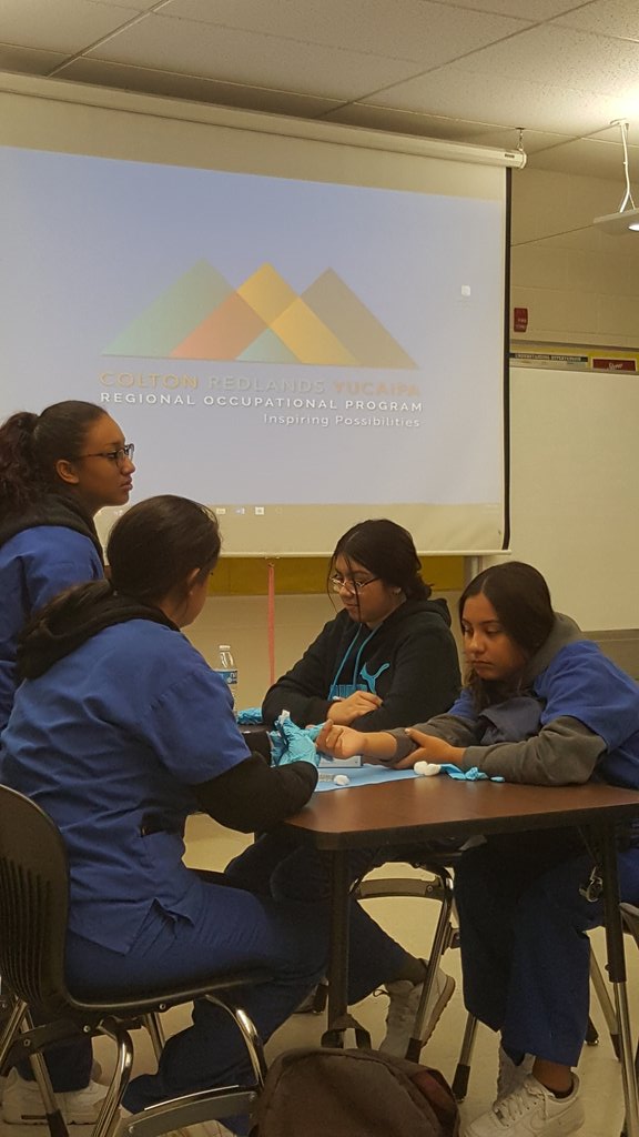CRYROP_DonnaR's tweet photo. @GTHSTitans Medical Assistant Clinical students performing a hematocrit @CRYROP @MChavez61 @JerryAlmendarez #CareerReady https://t.co/V0RnLV8qXX