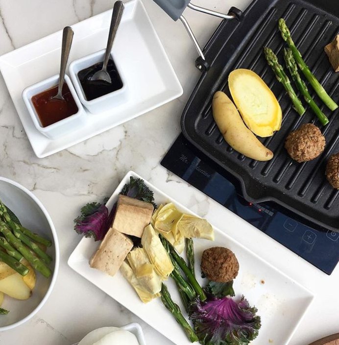 TheMeltingPot's tweet photo. Bad weather? No problem! Grilling is a year-round activity at The Melting Pot. #LetsGrillThis #GoodEarth #Chefmode
#Repost 📸: @epvegsnob https://t.co/uSRe02QJTj