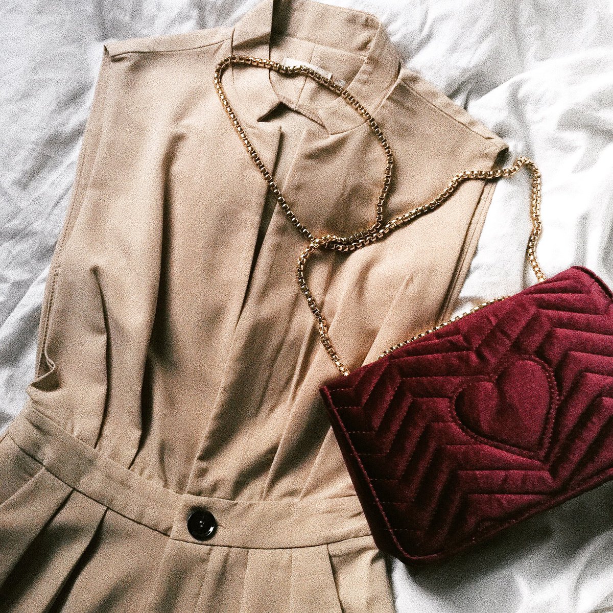 trendyrompers's tweet photo. Simplicity👌🏼✨ Finally time to  bring out the Velvet accessories! 😍❄️♥️ 

#ootd #jumpsuit #winterfashion #staytrendy #trendyrompers https://t.co/YgACqkrVSE