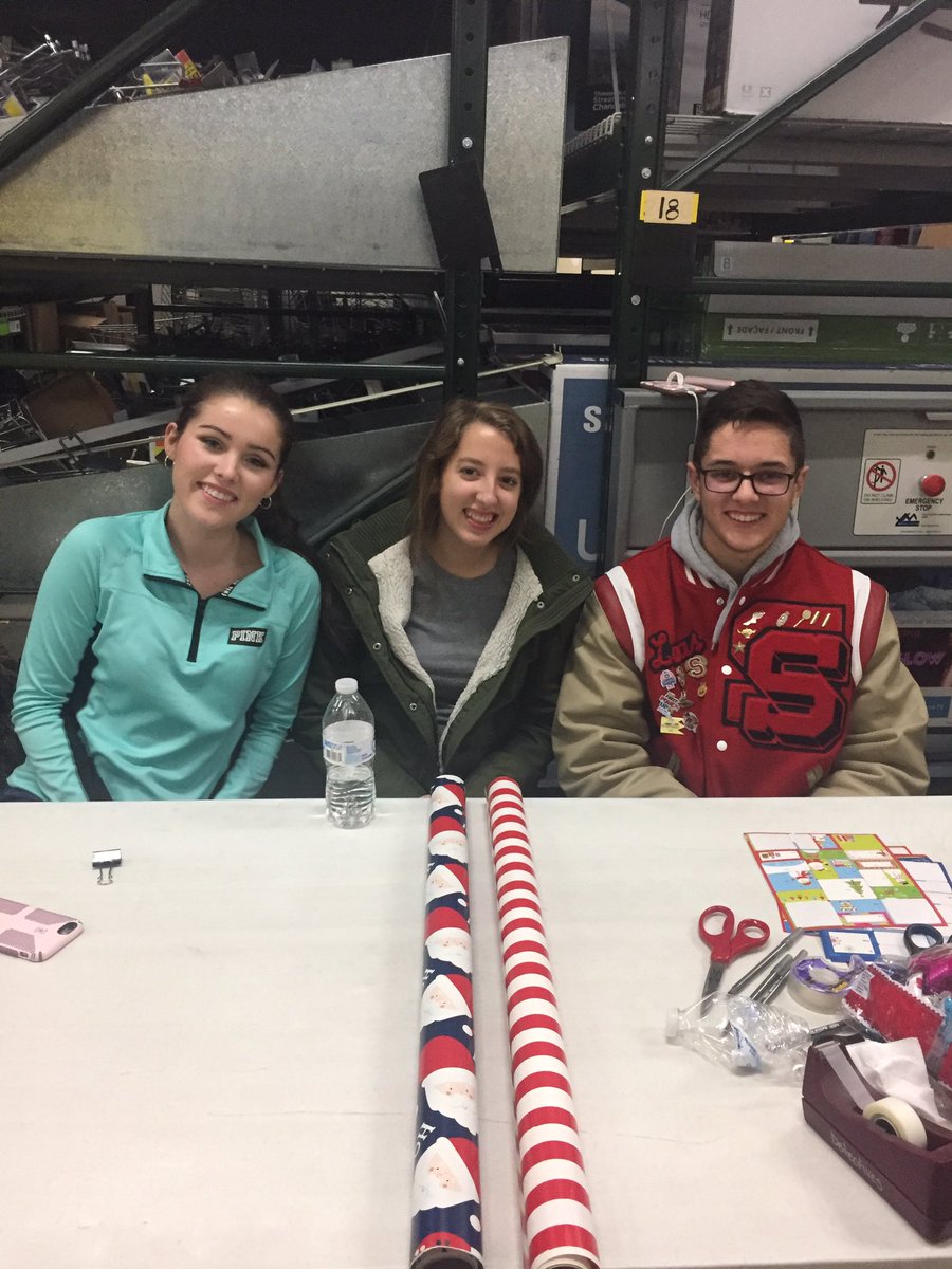 key__club__'s tweet photo. Spreading Christmas cheer last night at  Shop with a Hero. https://t.co/NPsMmkYJgA