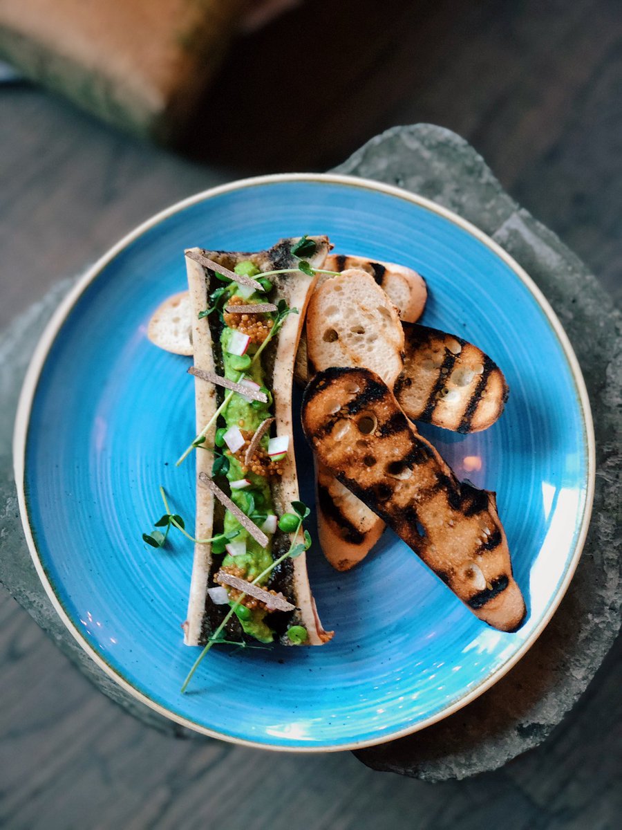 Roasted bone marrow
Pea pistou, pickled mustard seeds, shaved burgundy truffles, toasted baguette #chef_whit