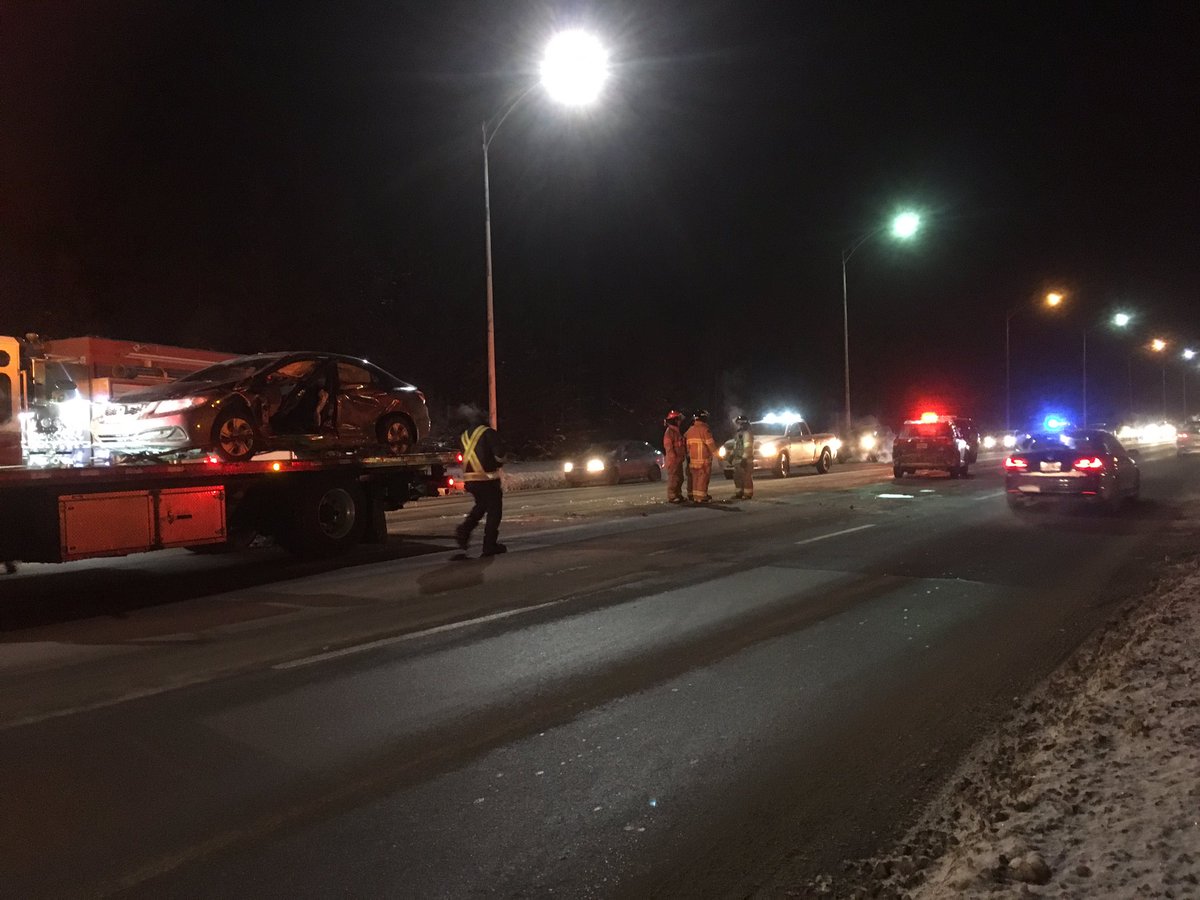 BouchardClaude's tweet photo. Accident sur le boulevard du Royaume secteur Arvida. Blessures mineures pour deux conductrices. #rcsag https://t.co/dKF7yAApux