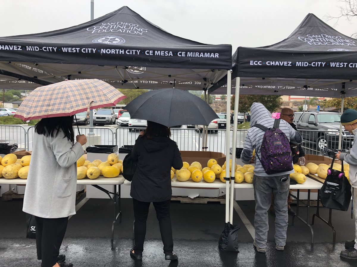 FeedingSanDiego's tweet image. Rain or shine, we don’t stop! @FeedingSanDiego is honored to be a part of the @sdce Farm to Family Fair! What a great event for the whole community to enjoy. Attendants were able to stop by booths at the resource fair and also pick up groceries to take home! #SolveHunger