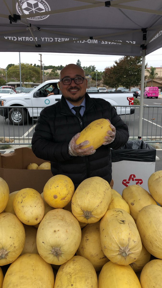 FeedingSanDiego's tweet image. Rain or shine, we don’t stop! @FeedingSanDiego is honored to be a part of the @sdce Farm to Family Fair! What a great event for the whole community to enjoy. Attendants were able to stop by booths at the resource fair and also pick up groceries to take home! #SolveHunger