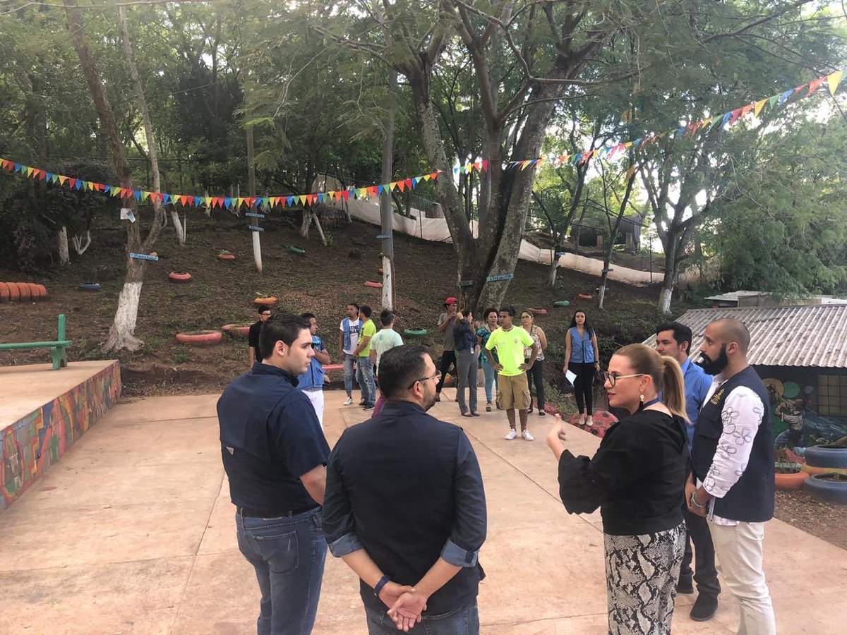 MarcoAyala07's tweet photo. Visitamos la oficina de #COMVIDA de la alcaldia del Distrito Central, conociendo a fondo las actividades que realizan así como sus instalaciones. Pude conocer los voluntarios del proyecto los cuales tienen mucho talento ¡¡Felicidades Muchachos!! sigan así! https://t.co/t5NmFkV7E2