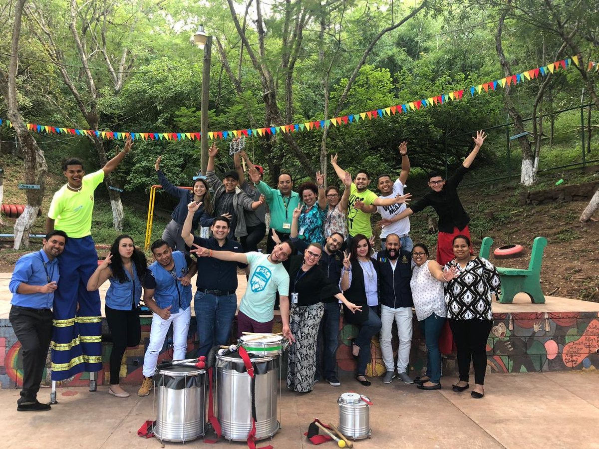 MarcoAyala07's tweet photo. Visitamos la oficina de #COMVIDA de la alcaldia del Distrito Central, conociendo a fondo las actividades que realizan así como sus instalaciones. Pude conocer los voluntarios del proyecto los cuales tienen mucho talento ¡¡Felicidades Muchachos!! sigan así! https://t.co/t5NmFkV7E2