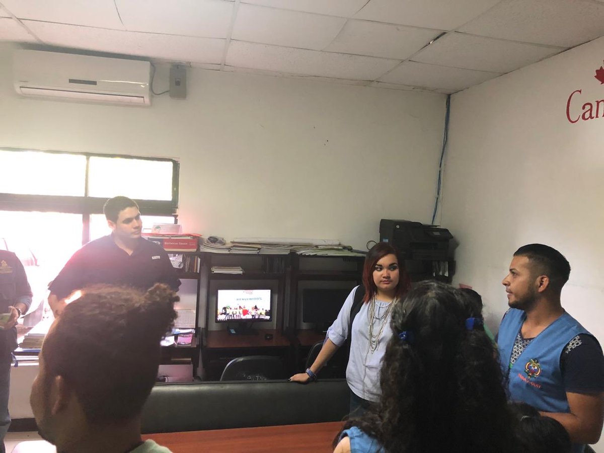 MarcoAyala07's tweet photo. Visitamos la oficina de #COMVIDA de la alcaldia del Distrito Central, conociendo a fondo las actividades que realizan así como sus instalaciones. Pude conocer los voluntarios del proyecto los cuales tienen mucho talento ¡¡Felicidades Muchachos!! sigan así! https://t.co/t5NmFkV7E2