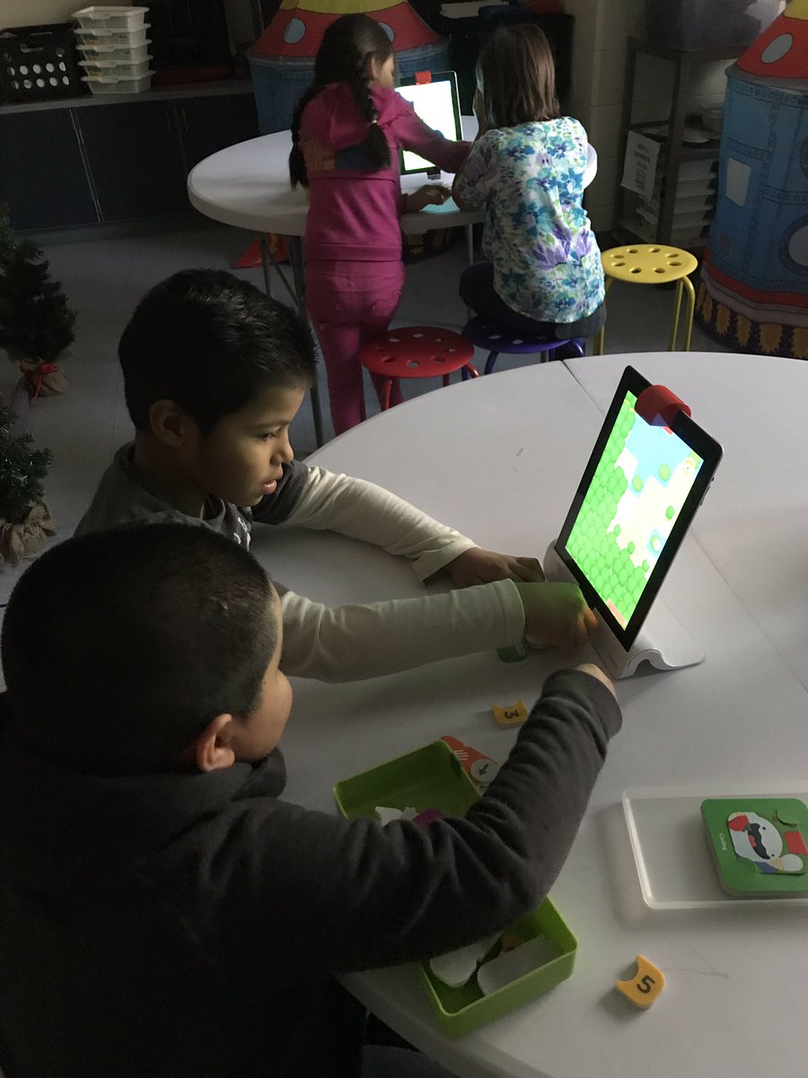 kcollazo's tweet image. These 1sties are amazing coders! Teamwork and debugging with cheers! @msthompson1st @MCSDigital #hourofcode18 @PlayOsmo #CodingAwbie