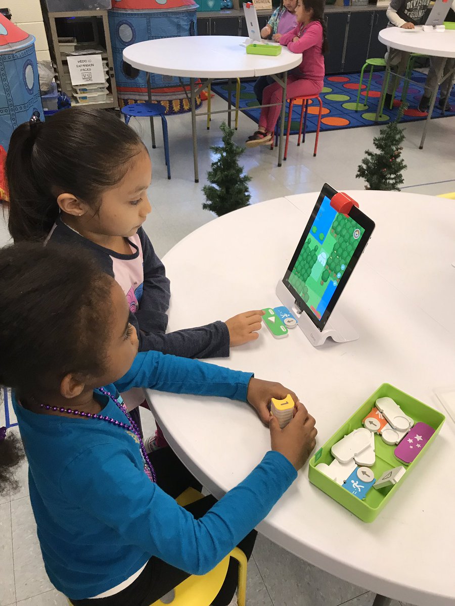 kcollazo's tweet image. These 1sties are amazing coders! Teamwork and debugging with cheers! @msthompson1st @MCSDigital #hourofcode18 @PlayOsmo #CodingAwbie
