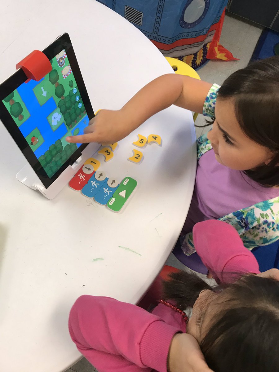 kcollazo's tweet image. These 1sties are amazing coders! Teamwork and debugging with cheers! @msthompson1st @MCSDigital #hourofcode18 @PlayOsmo #CodingAwbie