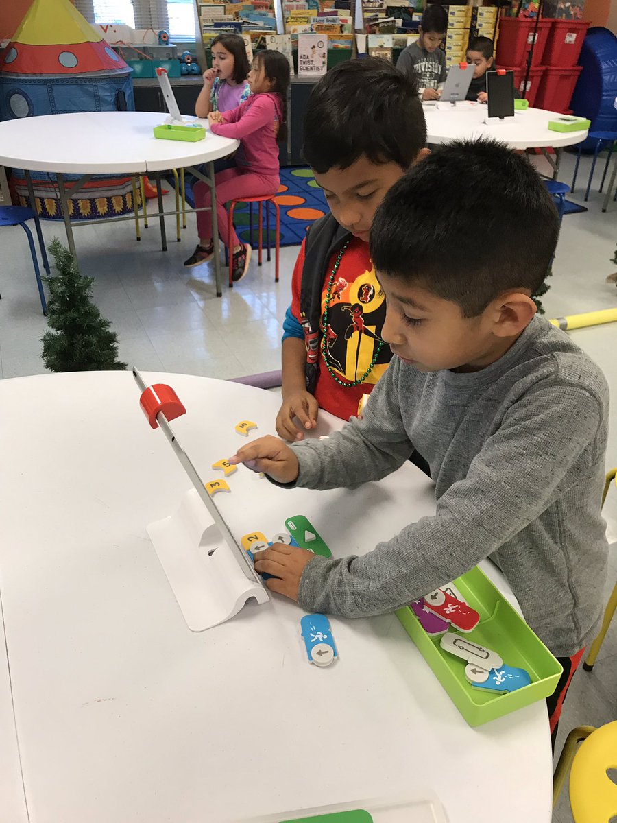 kcollazo's tweet image. These 1sties are amazing coders! Teamwork and debugging with cheers! @msthompson1st @MCSDigital #hourofcode18 @PlayOsmo #CodingAwbie