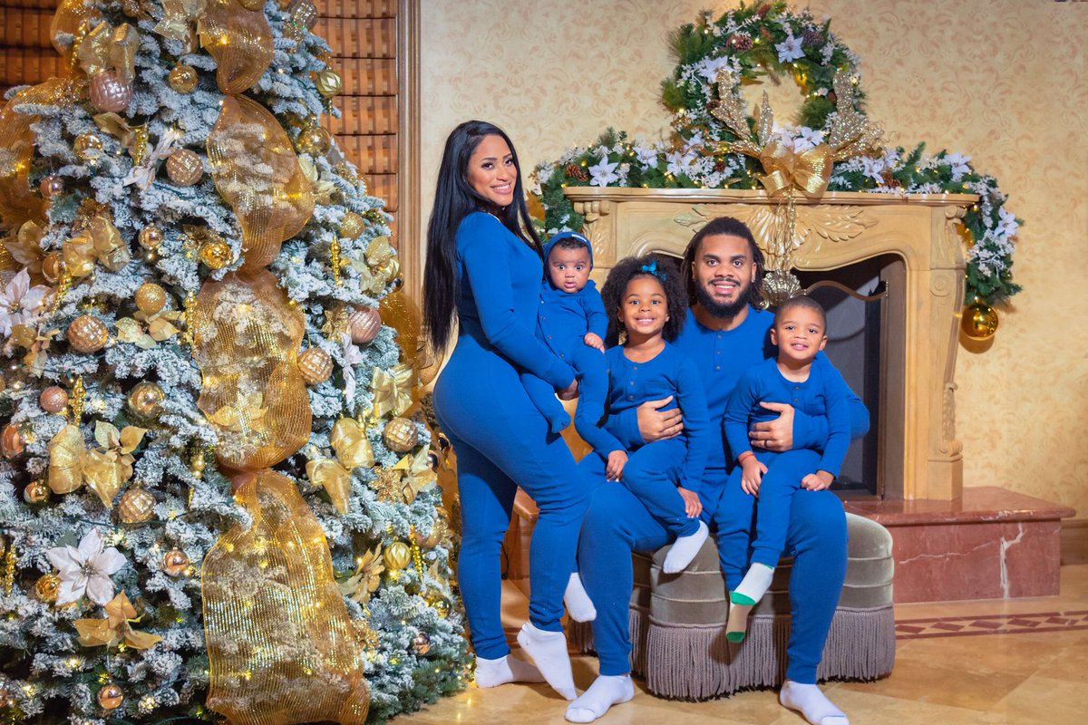 It’s the most wonderful time of the year! It is all year long w/my family! The Jansen’s wish you and your loved ones a very happy and blessed holiday season. Feliz día nan di fiesta Korsou! 🇨🇼 💙🎄✨🙏🏽 @Dodgers #HappyHolidays #HolidayBlessings #JansenFamily #Grateful @MLB