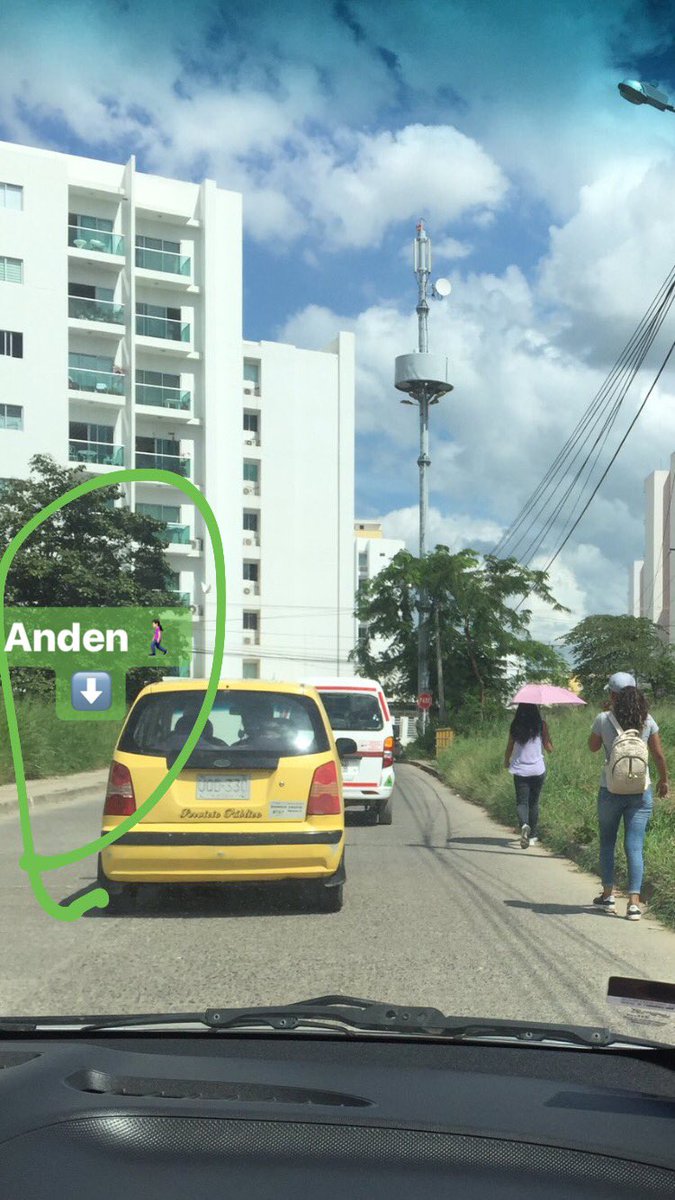 Marcosdanielpg1's tweet photo. Ella dice; “donde tienen que hacer andenes, no los hacen...”, si no estoy mal y mi vista no me engaña, esa es la calle que une la prolongación de la cll 41 y Monteverde, y SÍ hay anden. Bueno, para algunos es mejor criticar que ayudar. #Monterianízate https://t.co/cIJjcRAdNs