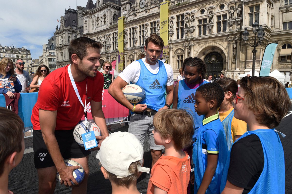 Paris2024's tweet photo. Une #JourneeMondialeduBenevolat pour dire merci à ces 3,2 millions de bénévoles qui se mobilisent chaque week-end, partout en France, aux côtés du monde sportif ! Pour #Paris2024, ils seront plus de 70 000, à nos côtés, pour construire des Jeux extraordinaires ! Suivez-nous 😉 https://t.co/u56UBsZdy2